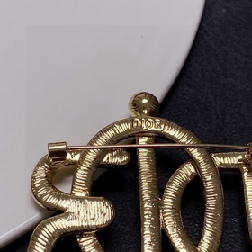 Новая брошь Dior CD из латуни, идентичная представленной в магази