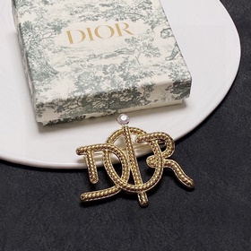 Новая брошь Dior CD из латуни, идентичная представленной в магази