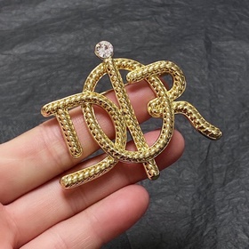 Новая брошь Dior CD из латуни, идентичная представленной в магази