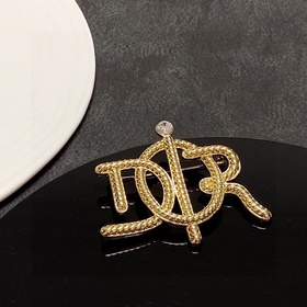 Новая брошь Dior CD из латуни, идентичная представленной в магази
