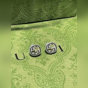 Оригинальные серьги Gucci в фирменном магазине. Серьги Gucci с дв