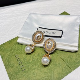 Серьги-гвоздики Gucci с жемчужинами в форме цветочных капель. Эле
