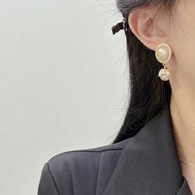 Серьги-гвоздики Gucci с жемчужинами в форме цветочных капель. Эле