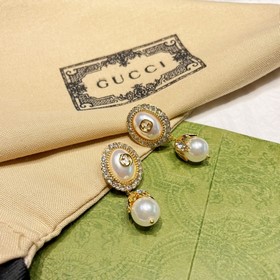 Серьги-гвоздики Gucci с жемчужинами в форме цветочных капель. Эле