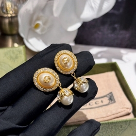 Серьги-гвоздики Gucci с жемчужинами в форме цветочных капель. Эле
