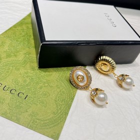 Серьги-гвоздики Gucci с жемчужинами в форме цветочных капель. Эле