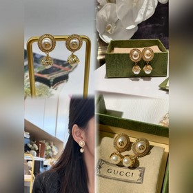 Серьги-гвоздики Gucci с жемчужинами в форме цветочных капель. Эле