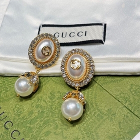 Серьги-гвоздики Gucci с жемчужинами в форме цветочных капель. Эле