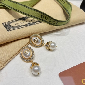 Серьги-гвоздики Gucci с жемчужинами в форме цветочных капель. Эле