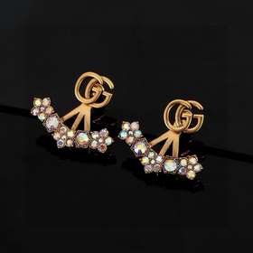 Серьги Gucci с двойным логотипом G. Логотип, представляющий собой