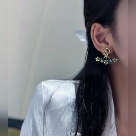 Серьги Gucci с двойным логотипом G. Логотип, представляющий собой