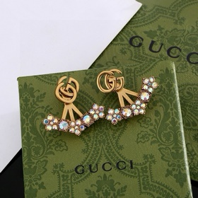 Серьги Gucci с двойным логотипом G. Логотип, представляющий собой