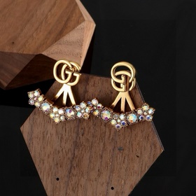 Серьги Gucci с двойным логотипом G. Логотип, представляющий собой