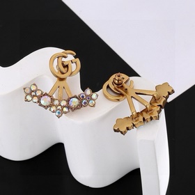 Серьги Gucci с двойным логотипом G. Логотип, представляющий собой