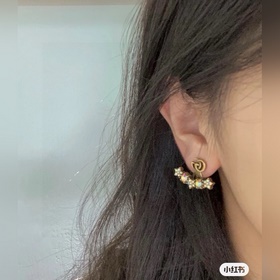 Серьги Gucci с двойным логотипом G. Логотип, представляющий собой