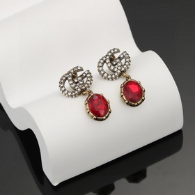 Популярные серьги-гвоздики от известного бренда Gucci. Модные сер