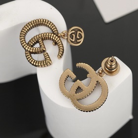 Gucci Серьги с двойным логотипом G. Высококачественный латунь, со