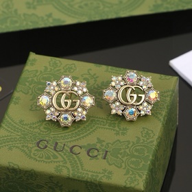 Gucci выпустила серьги-гвоздики с двойной буквой G. Выполнены из 