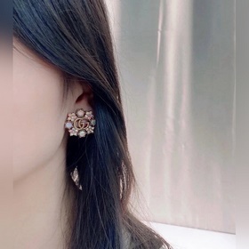Gucci выпустила серьги-гвоздики с двойной буквой G. Выполнены из 