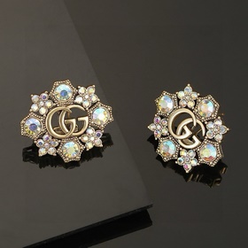 Gucci выпустила серьги-гвоздики с двойной буквой G. Выполнены из 