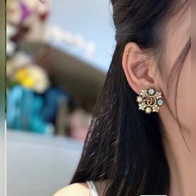 Gucci выпустила серьги-гвоздики с двойной буквой G. Выполнены из 