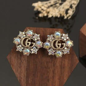 Gucci выпустила серьги-гвоздики с двойной буквой G. Выполнены из 