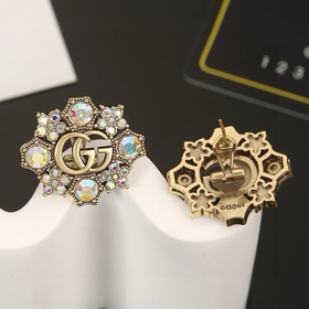 Gucci выпустила серьги-гвоздики с двойной буквой G. Выполнены из 