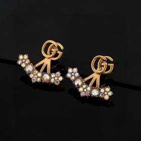 Серьги Gucci с двойным логотипом G. Логотип виде первых букв брен