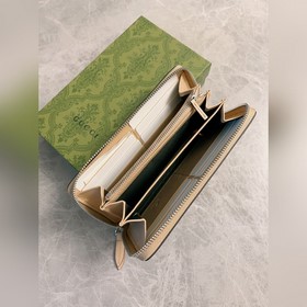 Новейший кошелек Gucci изготовлен из бежевой и черной ткани GG Su