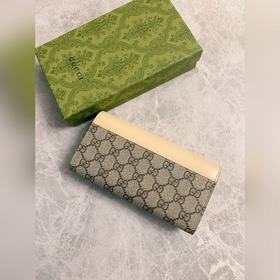 Новейший кошелек Gucci изготовлен из бежевой и черного полотна GG