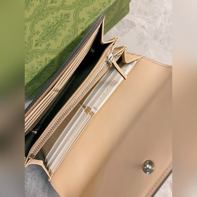 Новейший кошелек Gucci изготовлен из бежевой и черного полотна GG