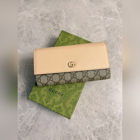 Новейший кошелек Gucci изготовлен из бежевой и черного полотна GG