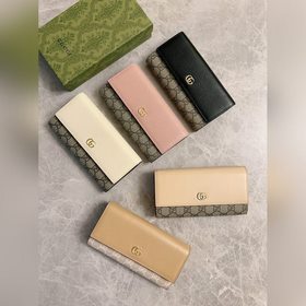 Новейший кошелек Gucci изготовлен из бежевой и черного полотна GG