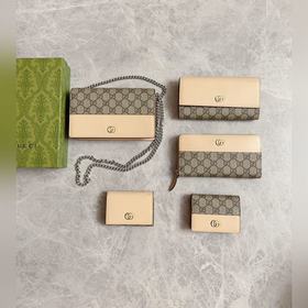 Новейший кошелек Gucci изготовлен из бежевой и черного полотна GG