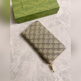 Качество фирменного магазина, товары высшего качества, фотографии