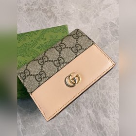Новейший кошелек Gucci изготовлен из бежевой и черной ткани GG Su