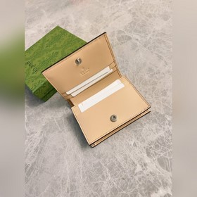 Новейший кошелек Gucci изготовлен из бежевой и черной ткани GG Su