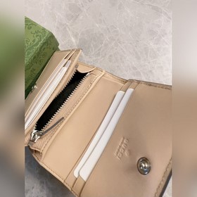 Новейший кошелек Gucci изготовлен из бежевой и черной ткани GG Su