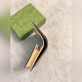 Новейший кошелек Gucci изготовлен из бежевой и черной ткани GG Su