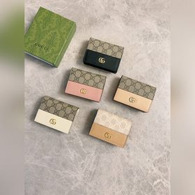 Новейший кошелек Gucci изготовлен из бежевой и черной ткани GG Su