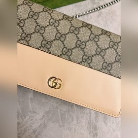 Новейшая сумка Gucci с цепочкой из бежевого и черного полотна GG 