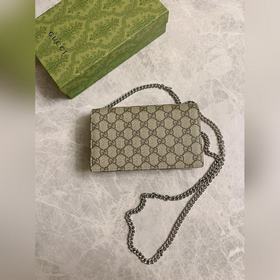 Новейшая сумка Gucci с цепочкой из бежевого и черного полотна GG 