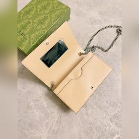 Новейшая сумка Gucci с цепочкой из бежевого и черного полотна GG 