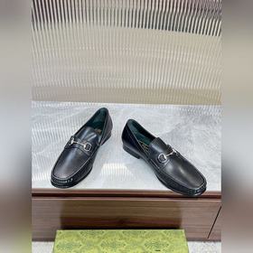 Мужские лоферы Gucci в новом исполнении с мотивом пряжки виде кон