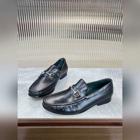 Мужские лоферы Gucci в новом исполнении с мотивом пряжки виде кон