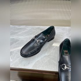 Мужские лоферы Gucci в новом исполнении с мотивом пряжки виде кон