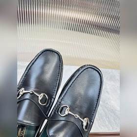 Мужские лоферы Gucci в новом исполнении с мотивом пряжки виде кон