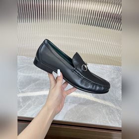 Мужские лоферы Gucci в новом исполнении с мотивом пряжки виде кон