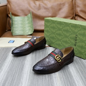 Новинка от GUCCI： лодочки с тканой лентой и перекрещивающимися ре