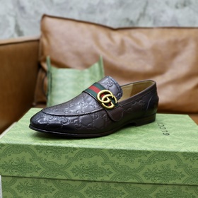 Новинка от GUCCI： лодочки с тканой лентой и перекрещивающимися ре